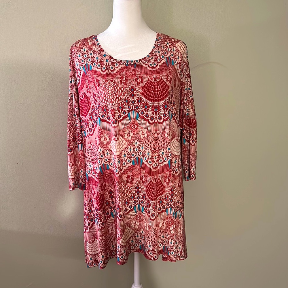 Multi color loose top 3 quarter length sleeves. Sz S made in the USA polyester